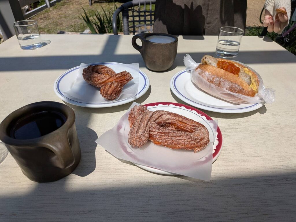 軽井沢のHorse and the Sunのドーナツとホットドックとコーヒー