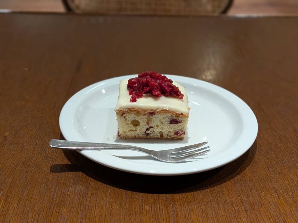 小川町「DILL Coffee Parlor」のケーキ