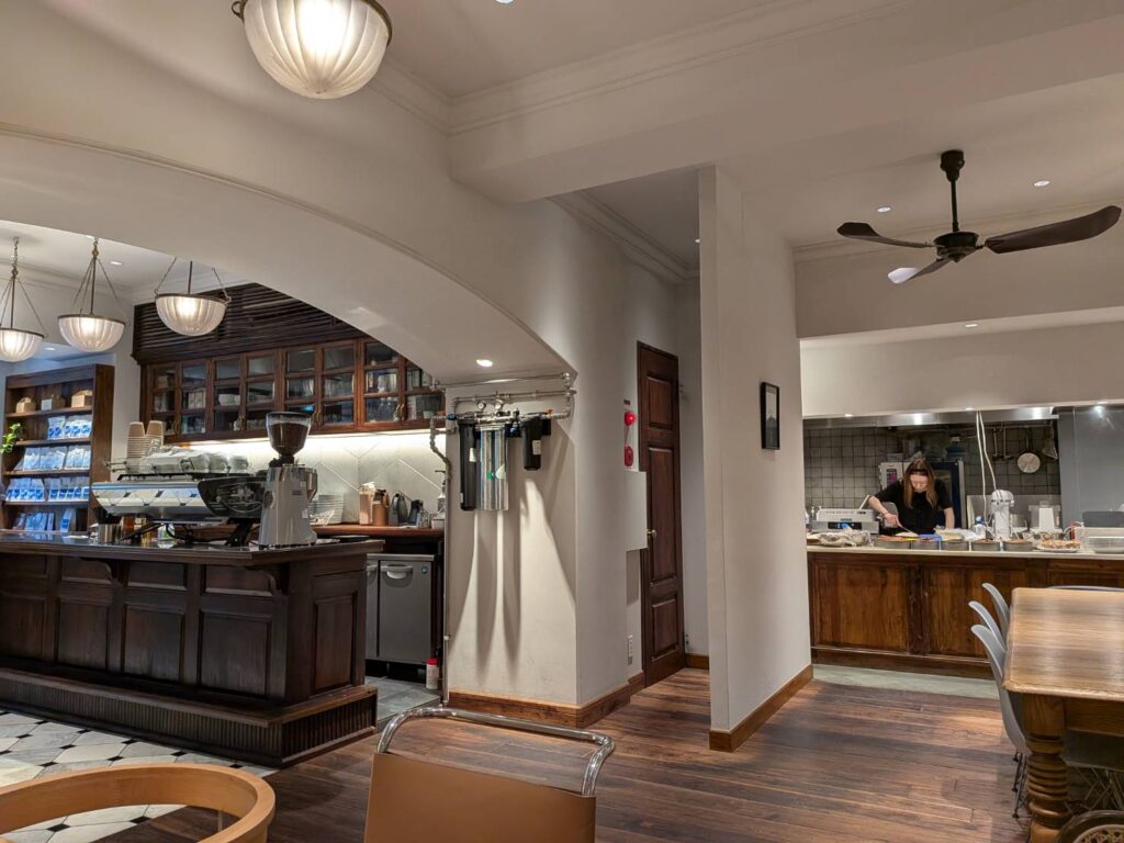 小川町「DILL Coffee Parlor」の内観