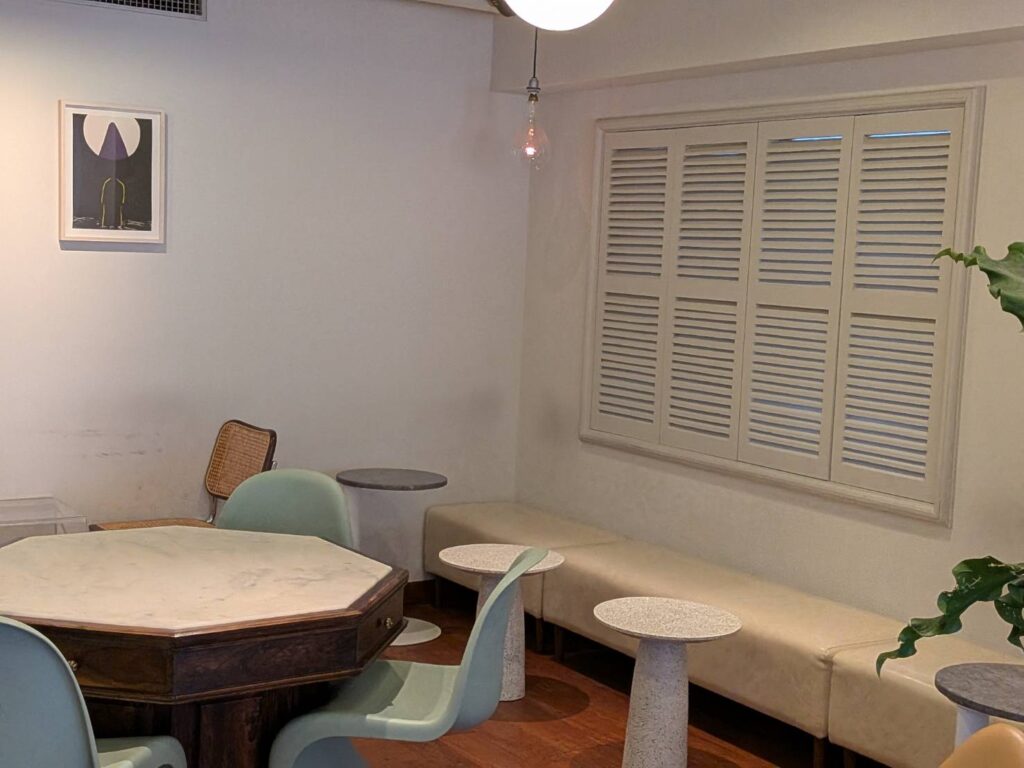 小川町「DILL Coffee Parlor」の内観