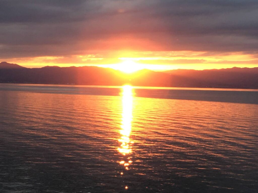 滋賀県・琵琶湖畔にある「シャーレ水ヶ浜」。夕暮れ時に訪れ、湖面に映る光を眺めながらコーヒーを飲む。何もしない時間の贅沢さを思い出させてくれる湖畔喫茶を訪ねた。