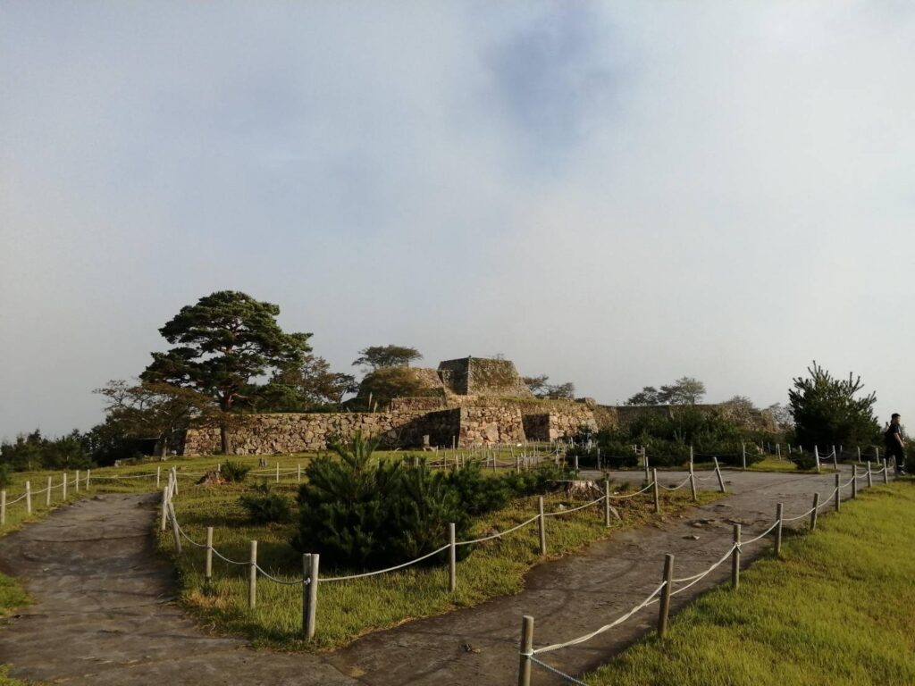 兵庫県朝来市にある竹田城跡を訪問。朝日に照らされる石垣と山々、霧が織りなす幻想的な景色は、「天空の城」という言葉だけでは語り尽くせません。景色そのものを目的に訪れたい、日本を代表する絶景スポットを紹介します。