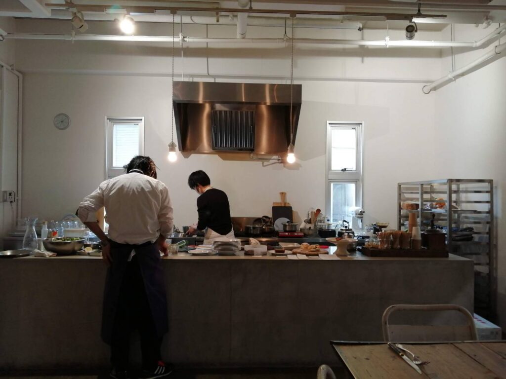 川崎市中央卸売市場北部市場内にある人気店「調理室池田」。オープンキッチンを中心とした空間と、市場ならではの食材を活かした料理が魅力。市場の新しい楽しみ方を提案する注目店を紹介します。
