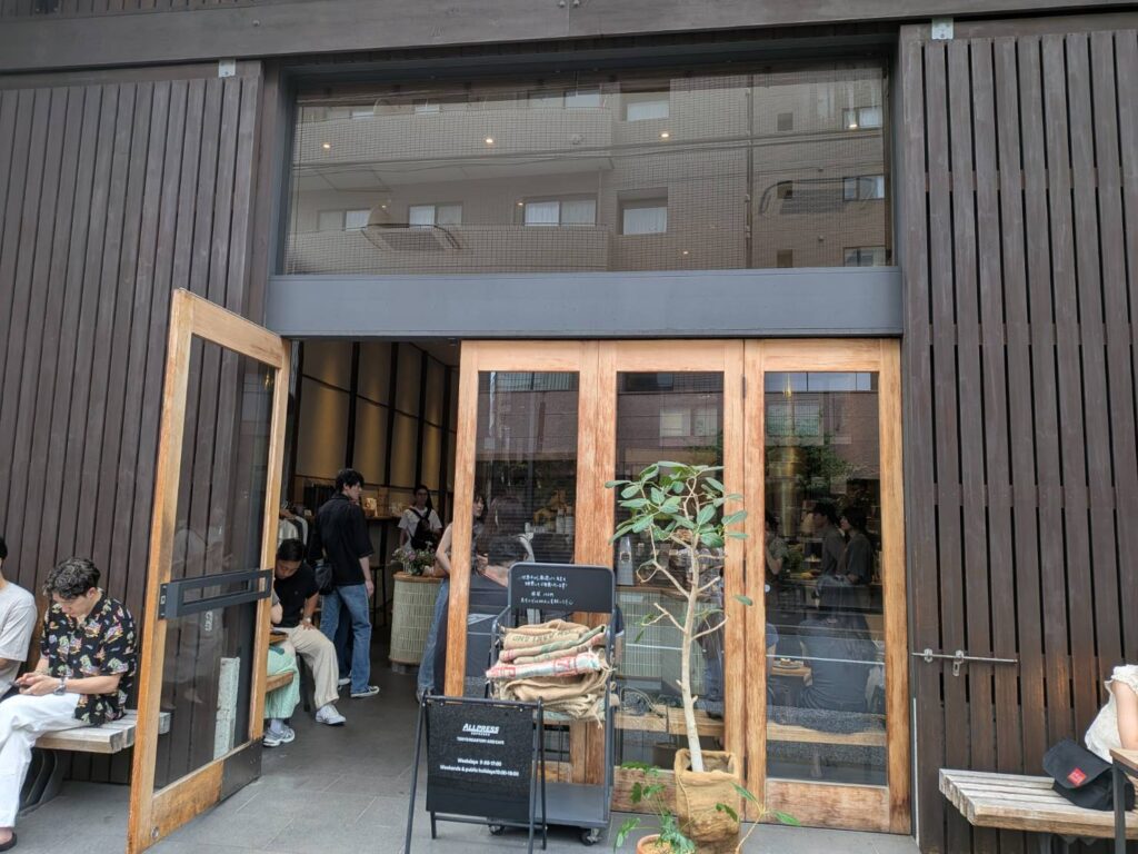 清澄白河にあるALLPRESS ESPRESSO 東京ロースタリー＆カフェを訪問。木材倉庫をリノベーションした空間、焙煎所ならではの空気感、毎日飲みたくなる一杯の魅力をMOZiらしい視点で紹介します。