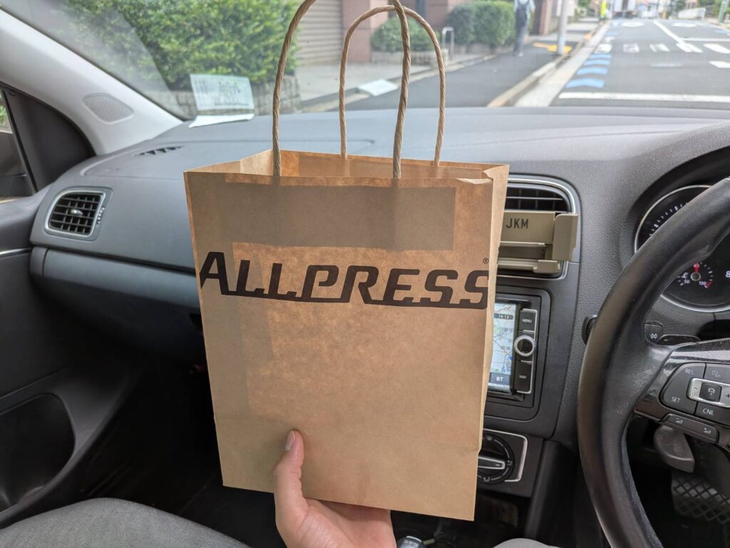 清澄白河にあるALLPRESS ESPRESSO 東京ロースタリー＆カフェを訪問。木材倉庫をリノベーションした空間、焙煎所ならではの空気感、毎日飲みたくなる一杯の魅力をMOZiらしい視点で紹介します。