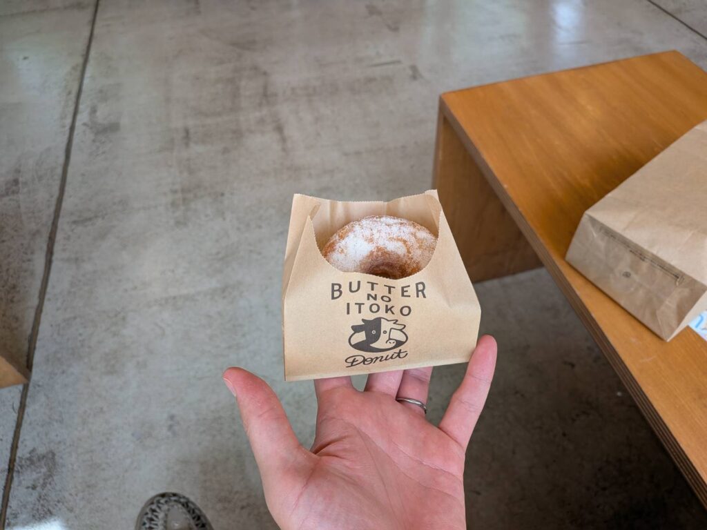 那須にある「GOOD NEWS NEIGHBORS」を訪問。森の中に広がるカフェやショップ、「バターのいとこ」の限定ドーナツ、サステナブルな建築や空間デザインまで、MOZiの視点でその魅力を紹介します。
