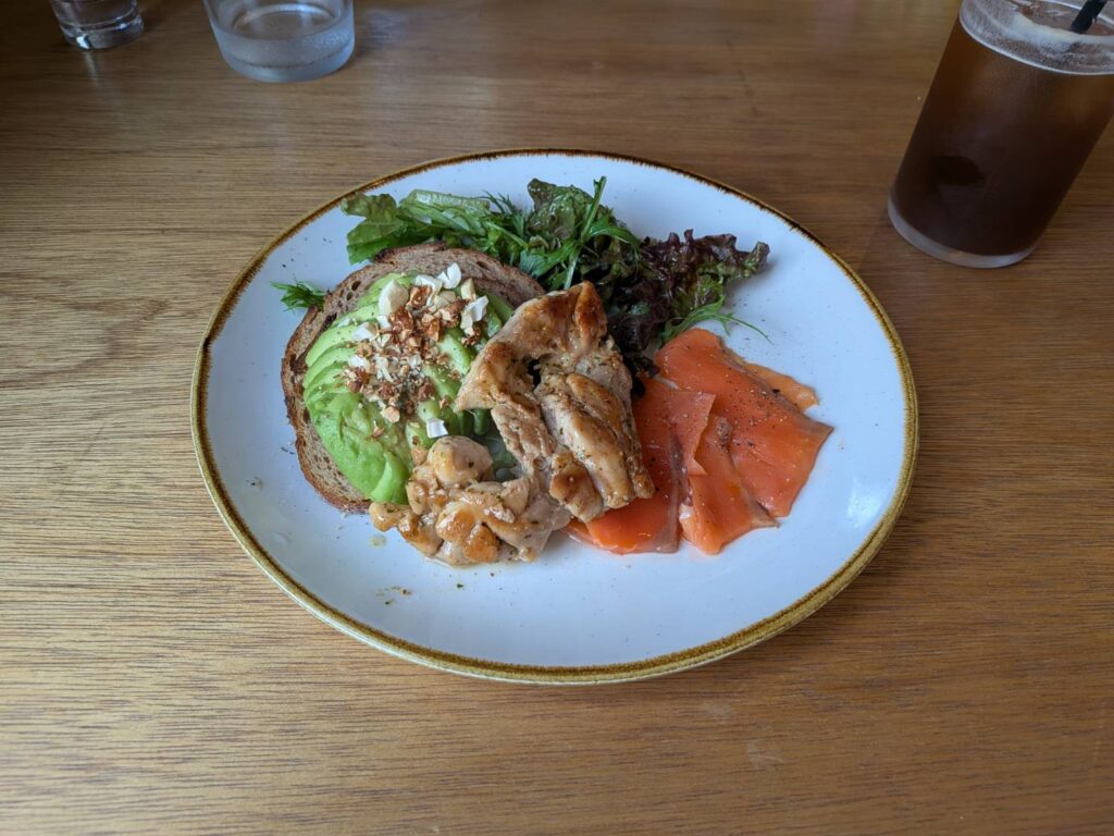 前橋で朝から訪れたいカフェ「Cafe Federal」。オーストラリアスタイルのブレックファストと温もりある空間で、一日を少し豊かにしてくれる人気カフェをMOZiが紹介。