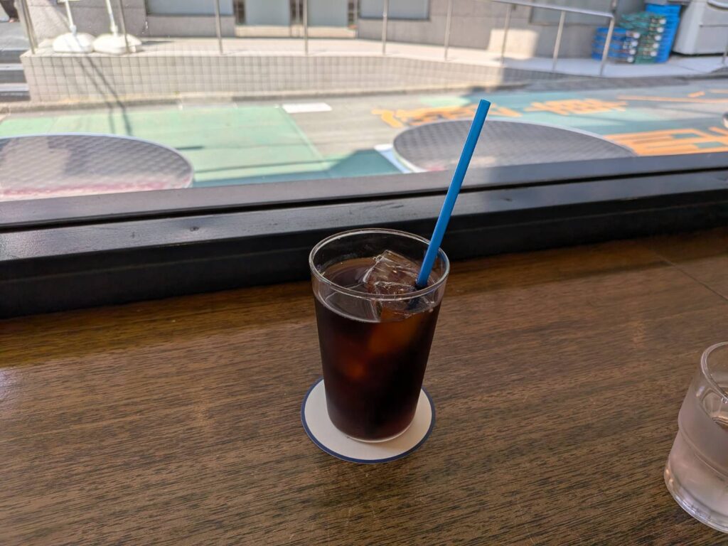 渋谷駅から徒歩約8分。REC COFFEE 渋谷東店は、COFFEEHOUSE NISHIYAの空気を受け継ぐスペシャルティコーヒーショップ。木の温もりある店内と丁寧な一杯を、MOZiが紹介します。