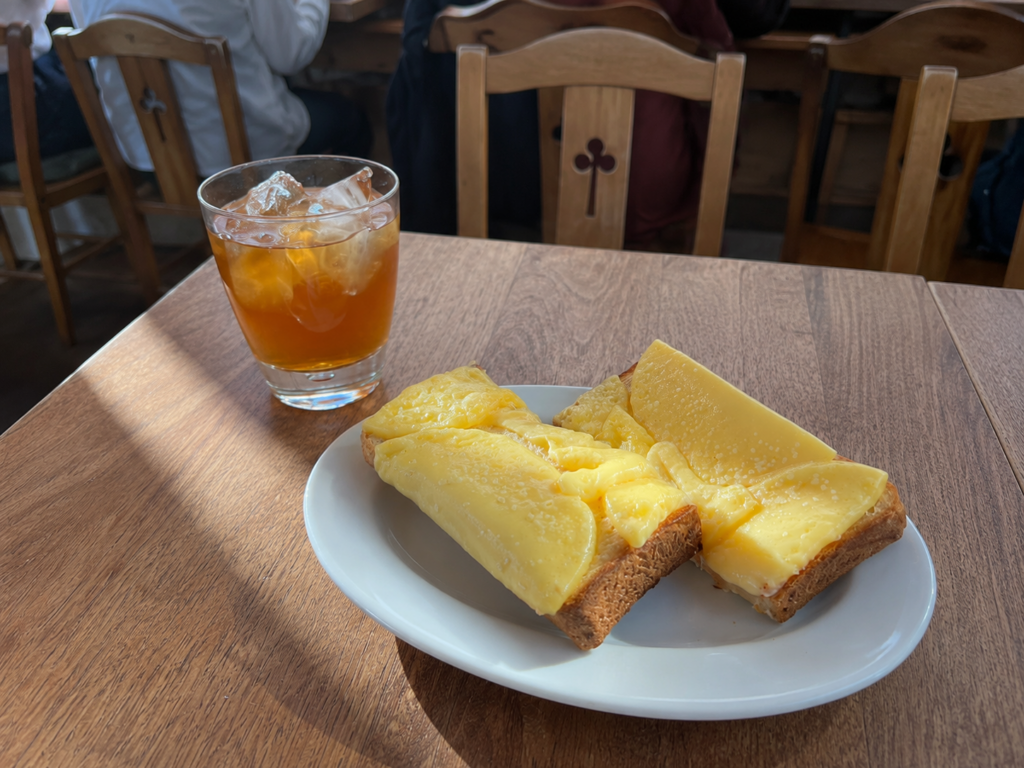 小竹向原の人気ベーカリーカフェ「まちのパーラー」をMOZiが紹介。焼きたてのパンと心地よい店内、ゆったりとした時間を楽しめる、何度でも通いたくなる一軒です。