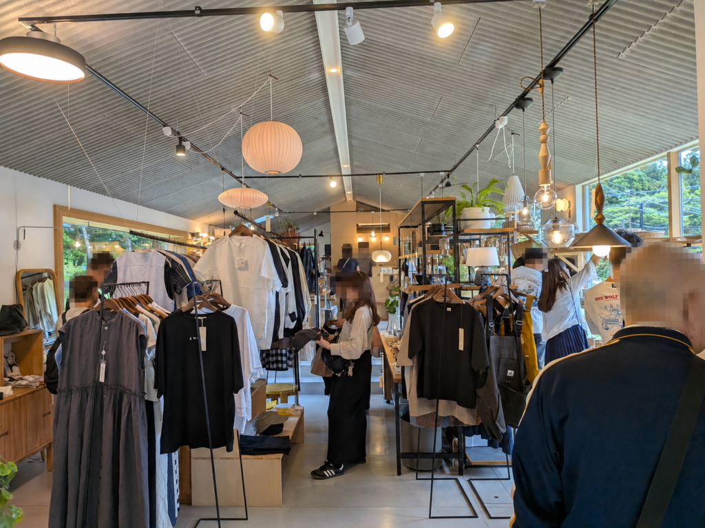 那須高原の人気ライフスタイルショップ「WHITENOTE」を訪問。建築美あふれる店舗と、洋服・器・生活道具が並ぶ心地よい空間を、MOZiならではの視点で紹介します。