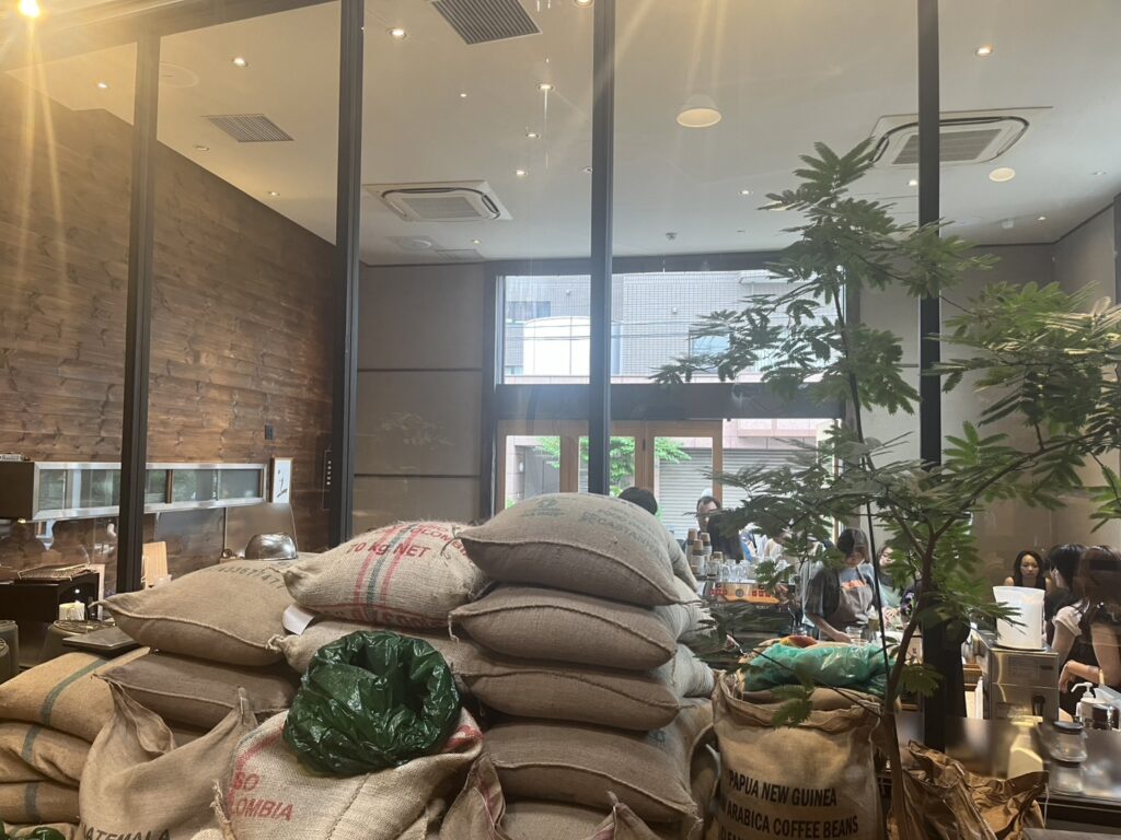 清澄白河にあるALLPRESS ESPRESSO 東京ロースタリー＆カフェを訪問。木材倉庫をリノベーションした空間、焙煎所ならではの空気感、毎日飲みたくなる一杯の魅力をMOZiらしい視点で紹介します。