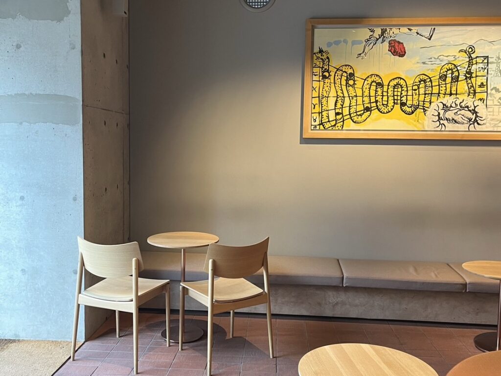 前橋の「白井屋ホテル」と「Blue Bottle Coffee Shiroiya Cafe」をMOZiが紹介。藤本壮介による建築、芦沢啓治が手掛けたカフェ空間、アート、街歩きまで楽しめる前橋を代表するカルチャースポットです。