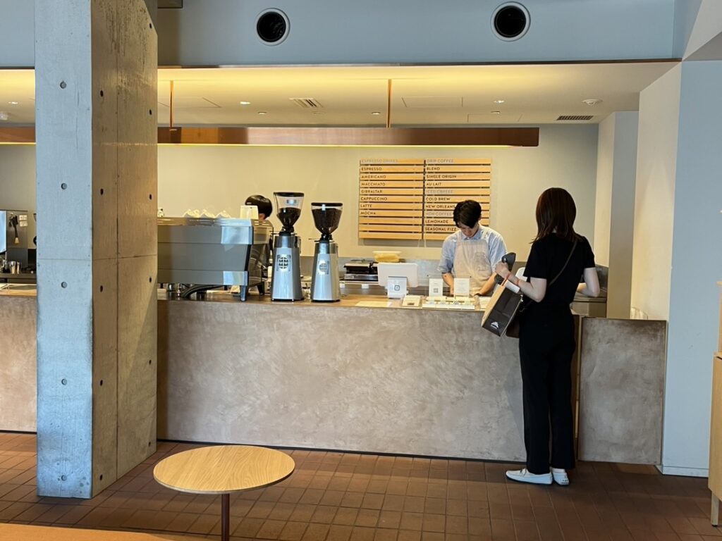 前橋の「白井屋ホテル」と「Blue Bottle Coffee Shiroiya Cafe」をMOZiが紹介。藤本壮介による建築、芦沢啓治が手掛けたカフェ空間、アート、街歩きまで楽しめる前橋を代表するカルチャースポットです。