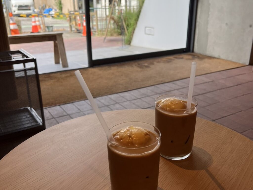 前橋の「白井屋ホテル」と「Blue Bottle Coffee Shiroiya Cafe」をMOZiが紹介。藤本壮介による建築、芦沢啓治が手掛けたカフェ空間、アート、街歩きまで楽しめる前橋を代表するカルチャースポットです。