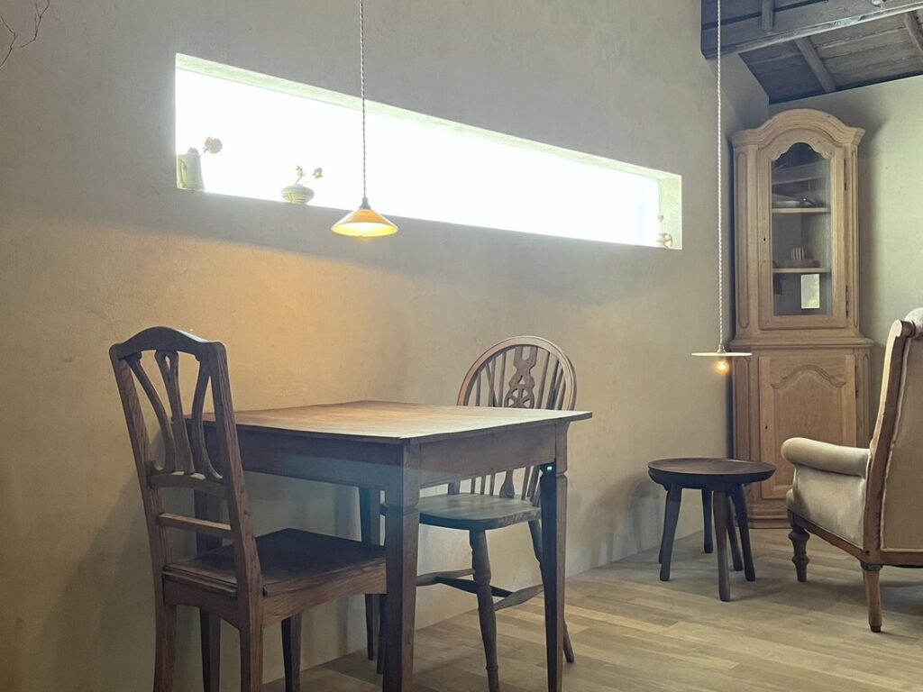 浅草・観音裏にある「annorum / annorum cafe」をMOZiが紹介。アンティーク家具や器に囲まれた古民家空間で、焼き菓子とお茶を楽しむ静かな時間。暮らしを少し豊かにしてくれる隠れ家カフェです。