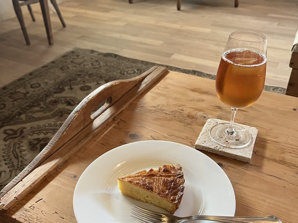 浅草・観音裏にある「annorum / annorum cafe」をMOZiが紹介。アンティーク家具や器に囲まれた古民家空間で、焼き菓子とお茶を楽しむ静かな時間。暮らしを少し豊かにしてくれる隠れ家カフェです。