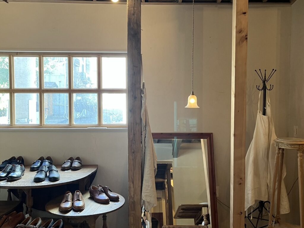 浅草・観音裏にある「annorum / annorum cafe」をMOZiが紹介。アンティーク家具や器に囲まれた古民家空間で、焼き菓子とお茶を楽しむ静かな時間。暮らしを少し豊かにしてくれる隠れ家カフェです。