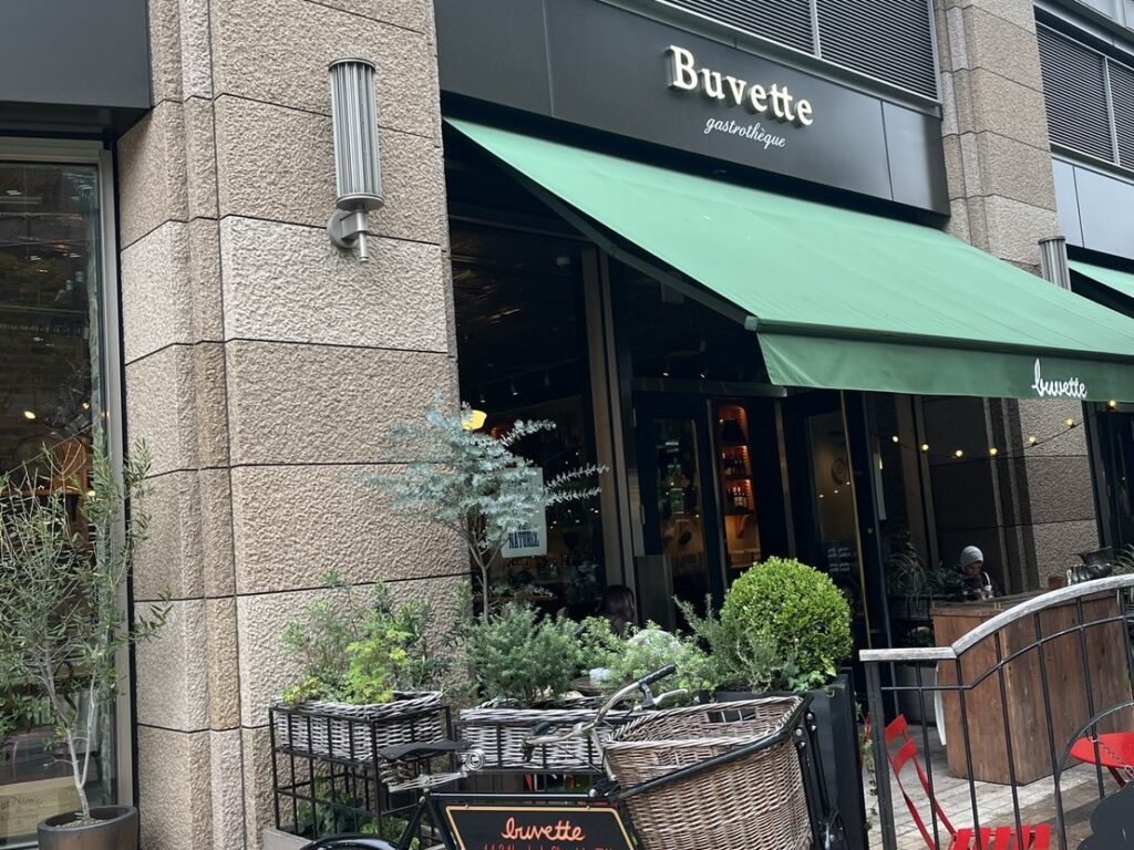 東京ミッドタウン日比谷にある「Buvette TOKYO（ブヴェット東京）」をMOZiが紹介。パリの街角を思わせる空間で、ブランチやカフェ、ワインまで一日中楽しめる人気のガストロテックです。