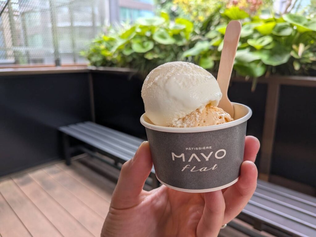 六本木駅徒歩約3分の「PATISSIERE MAYO flat」を訪問。パティシエが手掛ける本格ジェラートは素材の風味が豊かで、夜23時まで営業。店内やテラスで楽しめる大人の隠れ家スイーツをご紹介します。