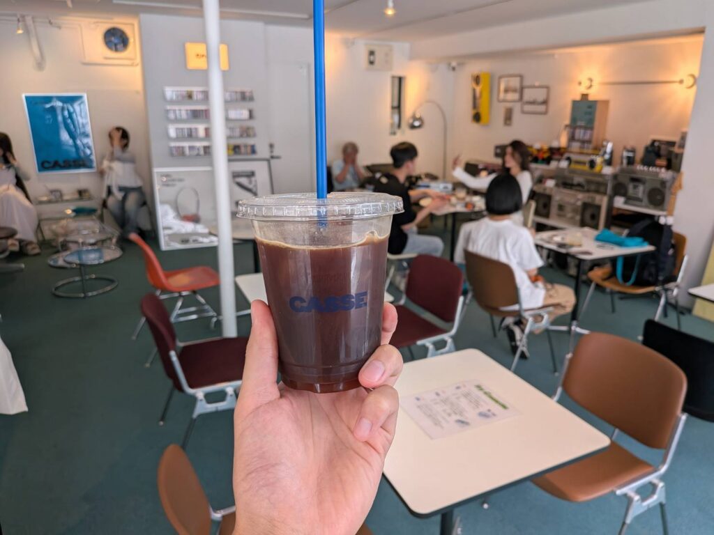 渋谷駅近くにある「CASSE（カッセ）」は、カセットテープで音楽を楽しめる体験型カフェ。コーヒーとアナログ音楽が生み出す、ゆったりとした時間をMOZiがレポートします。