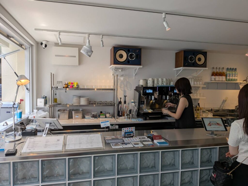 渋谷駅近くにある「CASSE（カッセ）」は、カセットテープで音楽を楽しめる体験型カフェ。コーヒーとアナログ音楽が生み出す、ゆったりとした時間をMOZiがレポートします。