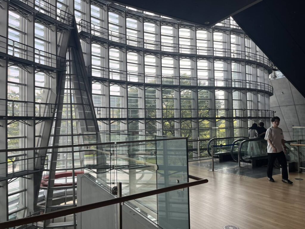 国立新美術館で開催中の「ピカソ meets ポール・スミス　遊び心の冒険へ」へ。ポール・スミスの視点で再構成された空間と、ピカソの初期から晩年までの作品を実際に訪れて感じた魅力を、撮影した写真とともに紹介します。
