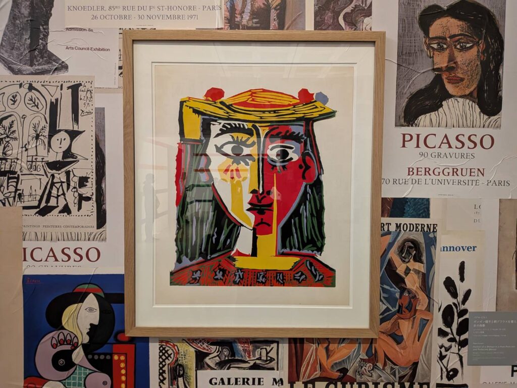 国立新美術館で開催中の「ピカソ meets ポール・スミス　遊び心の冒険へ」へ。ポール・スミスの視点で再構成された空間と、ピカソの初期から晩年までの作品を実際に訪れて感じた魅力を、撮影した写真とともに紹介します。