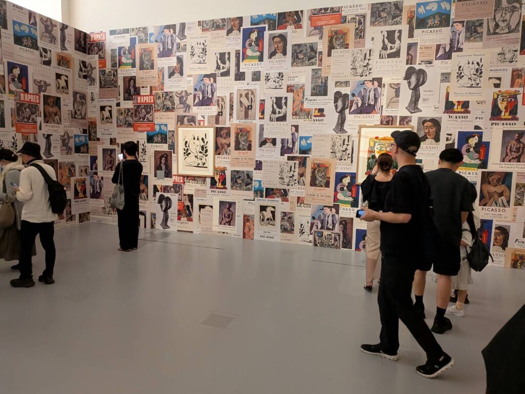 国立新美術館で開催中の「ピカソ meets ポール・スミス　遊び心の冒険へ」へ。ポール・スミスの視点で再構成された空間と、ピカソの初期から晩年までの作品を実際に訪れて感じた魅力を、撮影した写真とともに紹介します。