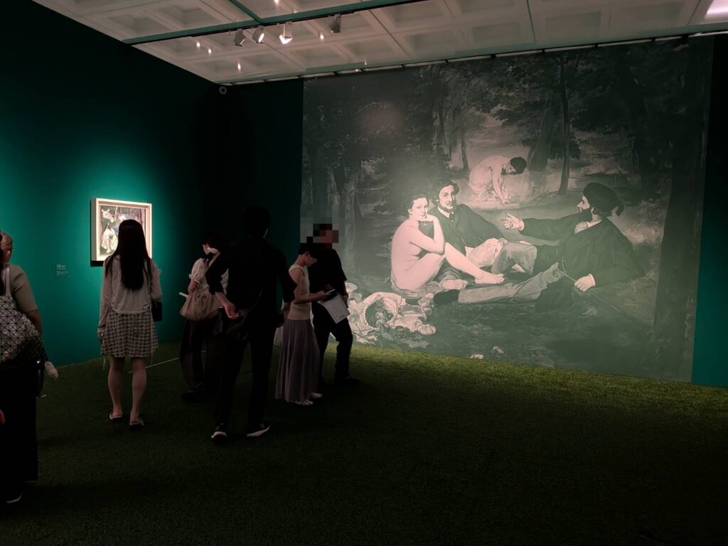 国立新美術館で開催中の「ピカソ meets ポール・スミス　遊び心の冒険へ」へ。ポール・スミスの視点で再構成された空間と、ピカソの初期から晩年までの作品を実際に訪れて感じた魅力を、撮影した写真とともに紹介します。