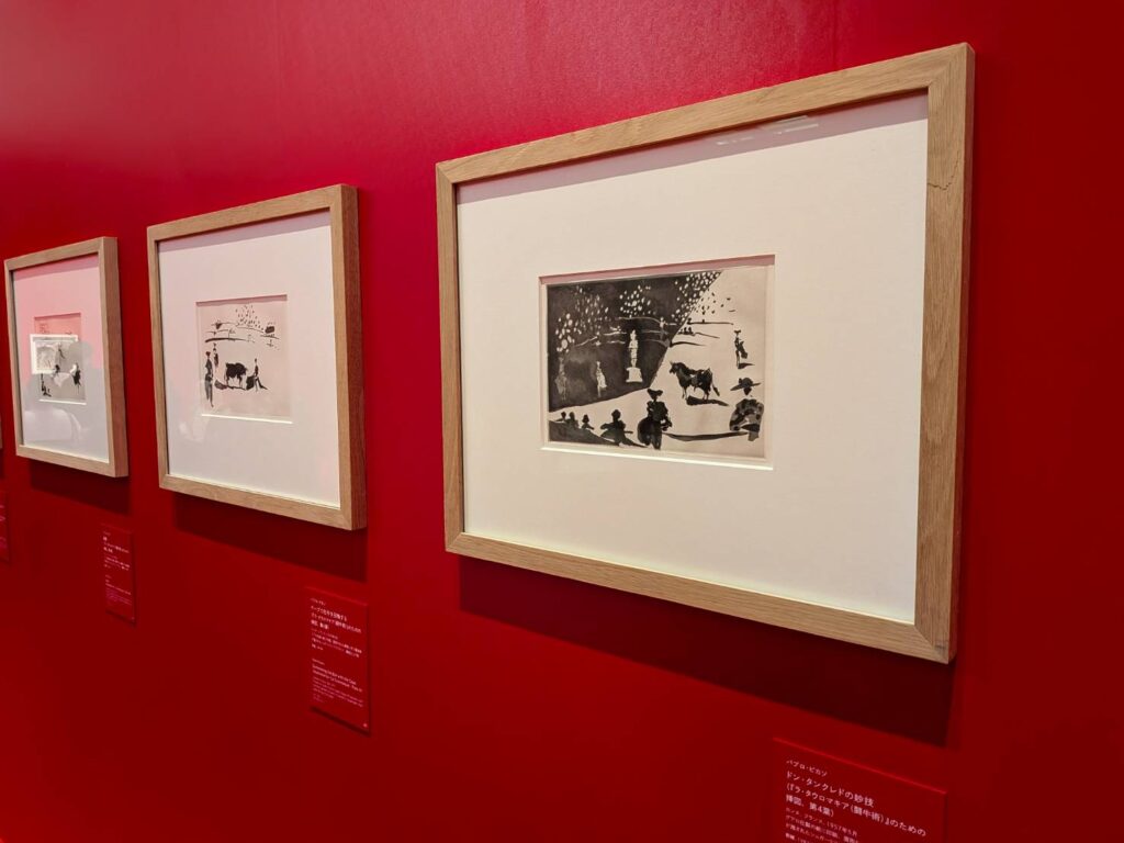 国立新美術館で開催中の「ピカソ meets ポール・スミス　遊び心の冒険へ」へ。ポール・スミスの視点で再構成された空間と、ピカソの初期から晩年までの作品を実際に訪れて感じた魅力を、撮影した写真とともに紹介します。
