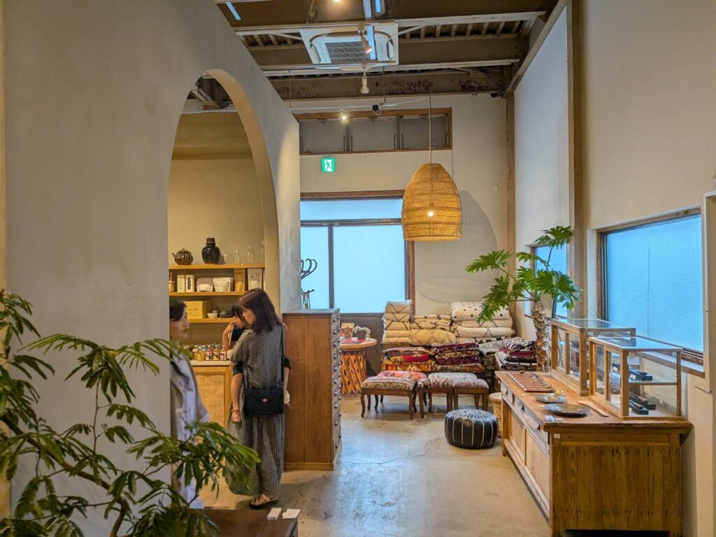 新木場にある「CASICA」は、古家具や生活道具、植物、アートがひとつの空間に集まる場所。古いものが持つ時間と、これからの暮らしが交差するCASICAの魅力を、実際に訪れた写真とともに紹介します。