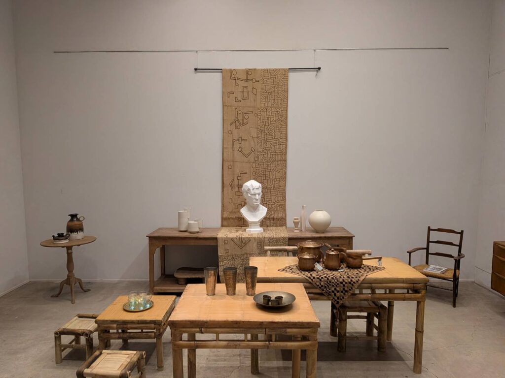 新木場にある「CASICA」は、古家具や生活道具、植物、アートがひとつの空間に集まる場所。古いものが持つ時間と、これからの暮らしが交差するCASICAの魅力を、実際に訪れた写真とともに紹介します。