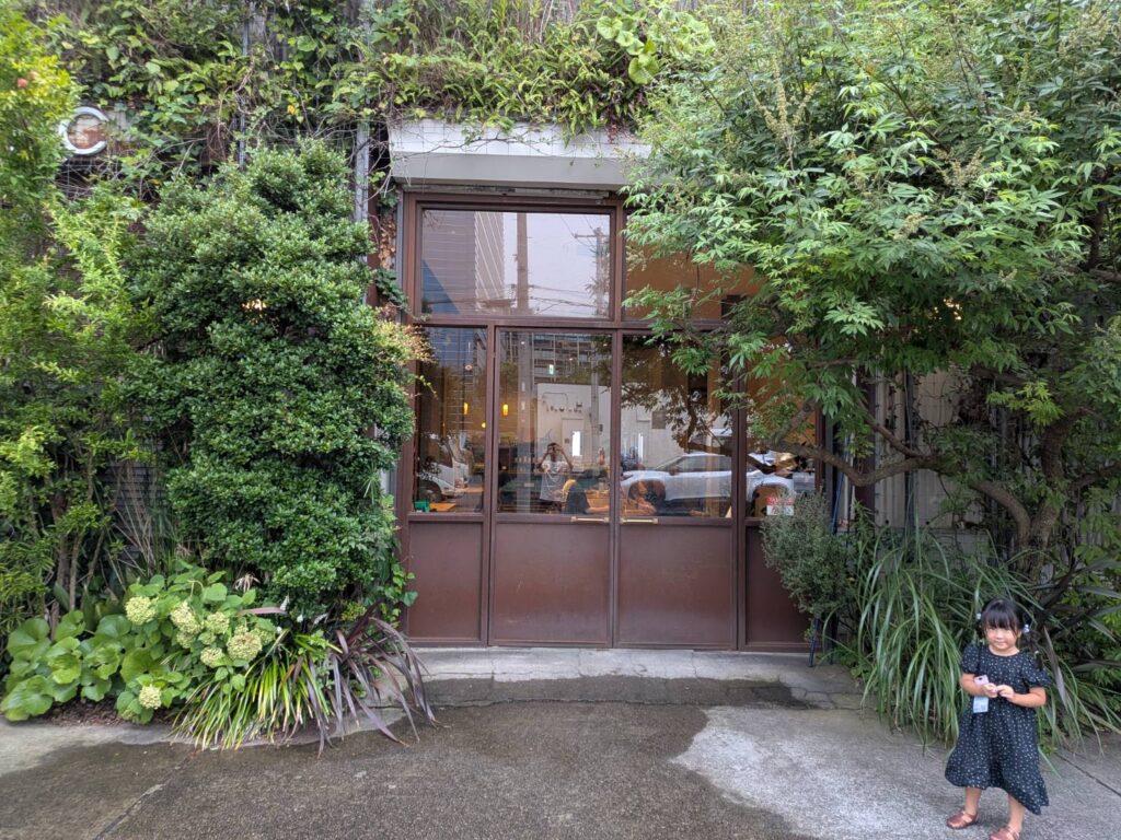 新木場にある「CASICA」は、古家具や生活道具、植物、アートがひとつの空間に集まる場所。古いものが持つ時間と、これからの暮らしが交差するCASICAの魅力を、実際に訪れた写真とともに紹介します。