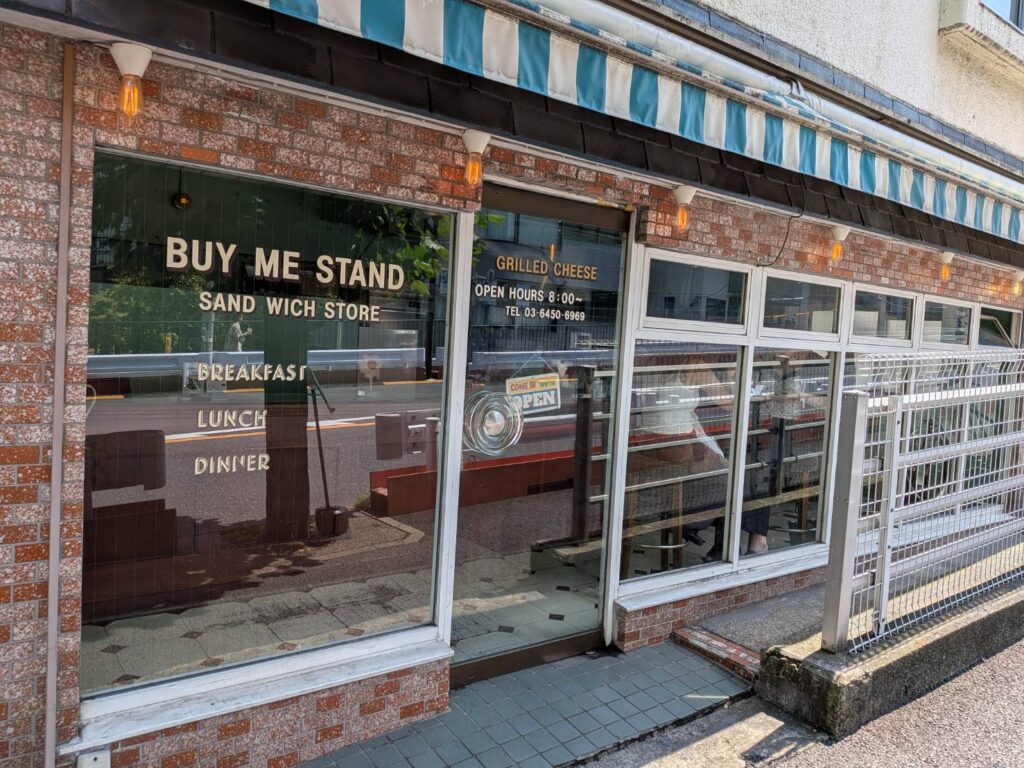 渋谷・並木橋の近くにあるサンドイッチスタンド「BUY ME STAND」。古いアメリカの空気を感じる店内で、個性的なグリルドサンドとコーヒーを楽しむ。渋谷で少しだけ寄り道したくなる一軒を紹介。