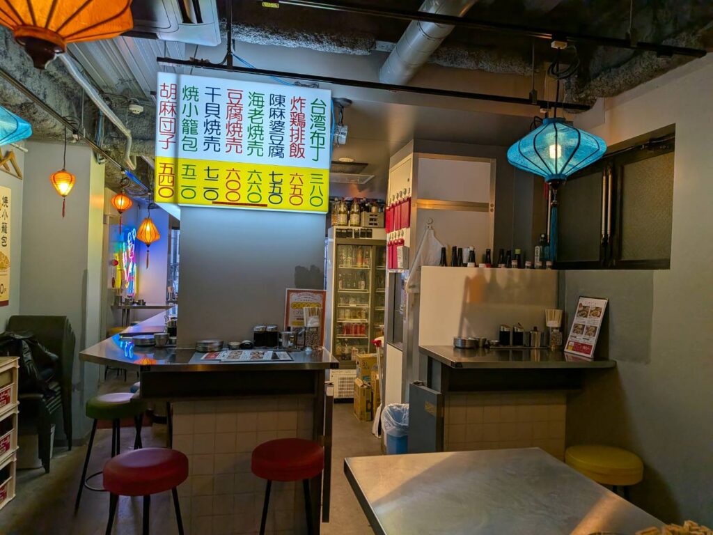 東京で台湾の街角へ。カラフルな提灯と白いタイルが印象的な「ダパイダン105」。名物の焼小籠包をはじめ、魯肉飯や台湾料理を気軽に楽しめる、夜市のような一軒を紹介。
