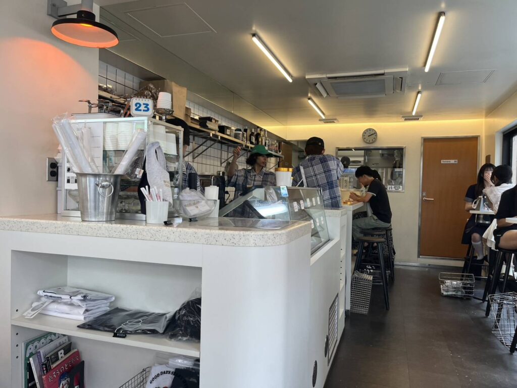 新丸子駅から徒歩1分。BIG BABY ICE CREAMは、素材の味を楽しめるアイスクリームと心地よい空間が魅力のアイスクリームダイナー。個性的なフレーバーやサンデー、ドーナツアイスなど、新丸子で楽しみたい一軒をMOZiらしく紹介します。