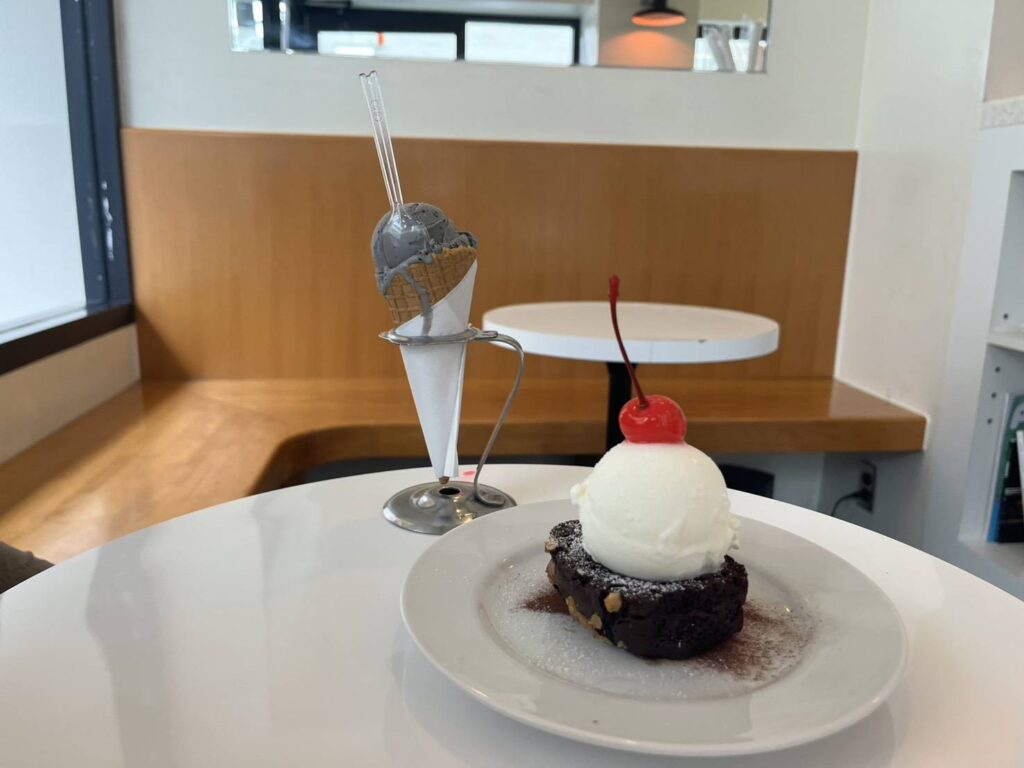 新丸子駅から徒歩1分。BIG BABY ICE CREAMは、素材の味を楽しめるアイスクリームと心地よい空間が魅力のアイスクリームダイナー。個性的なフレーバーやサンデー、ドーナツアイスなど、新丸子で楽しみたい一軒をMOZiらしく紹介します。