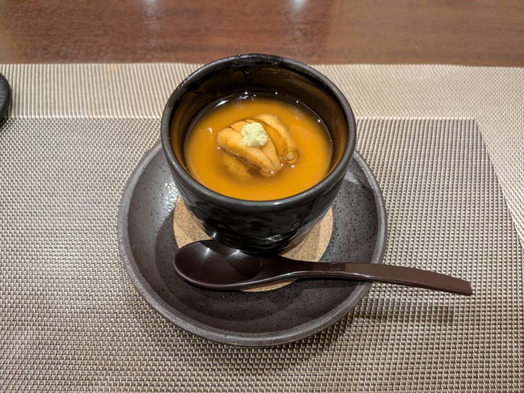 浦和美園駅から徒歩数分。住宅街にひっそりと佇む「旬彩料理 吉粋」は、季節の食材を使った和食を楽しめる割烹料理店。名物の豚天御膳をはじめ、天ぷらや刺身、魚料理などを落ち着いた空間で味わえる一軒をMOZiらしく紹介します。