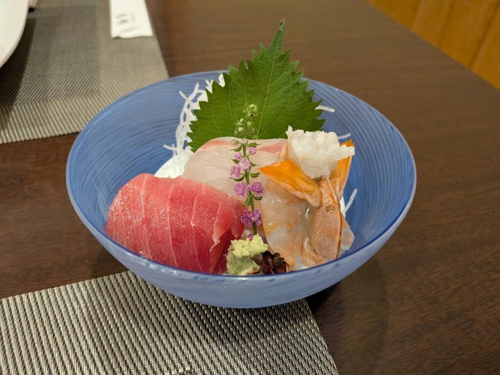 浦和美園駅から徒歩数分。住宅街にひっそりと佇む「旬彩料理 吉粋」は、季節の食材を使った和食を楽しめる割烹料理店。名物の豚天御膳をはじめ、天ぷらや刺身、魚料理などを落ち着いた空間で味わえる一軒をMOZiらしく紹介します。