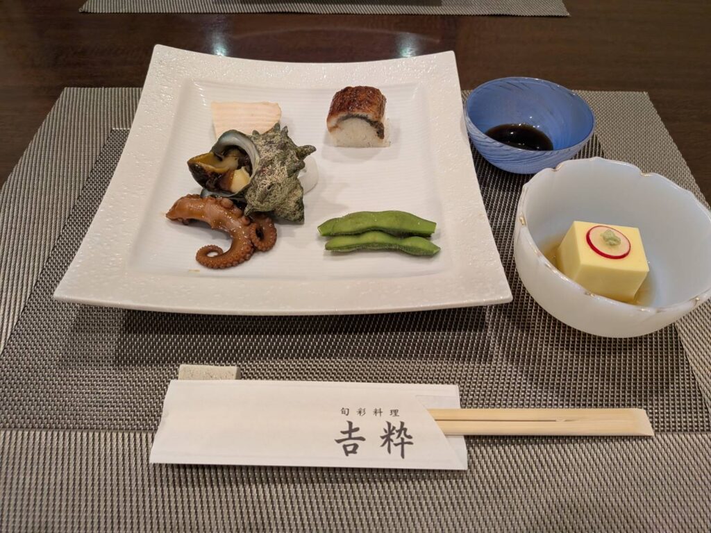 浦和美園駅から徒歩数分。住宅街にひっそりと佇む「旬彩料理 吉粋」は、季節の食材を使った和食を楽しめる割烹料理店。名物の豚天御膳をはじめ、天ぷらや刺身、魚料理などを落ち着いた空間で味わえる一軒をMOZiらしく紹介します。