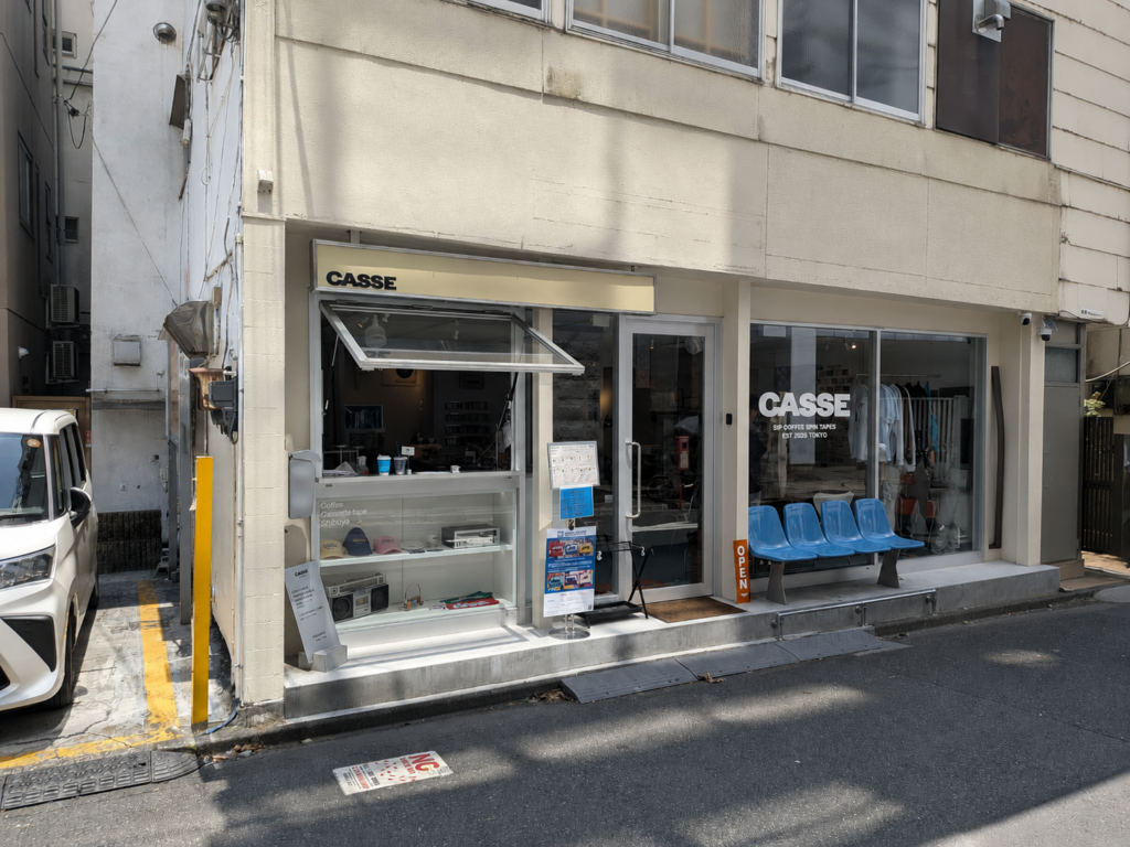 渋谷駅近くにある「CASSE（カッセ）」は、カセットテープで音楽を楽しめる体験型カフェ。コーヒーとアナログ音楽が生み出す、ゆったりとした時間をMOZiがレポートします。