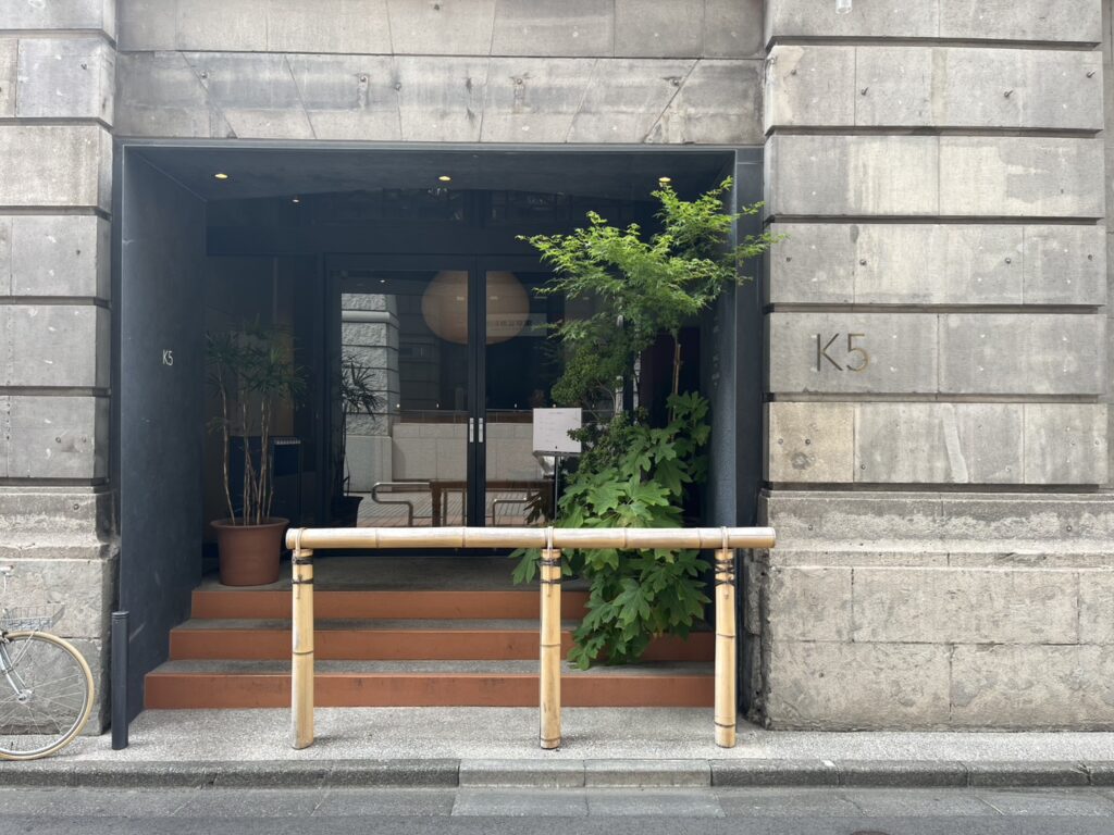 日本橋兜町のホテル「K5」1階にあるCAFE DANCE。ホームメイドワッフルを楽しめる朝食やブランチ、夜のナチュラルワインまで、一日のさまざまな時間に寄り添うカフェです。歴史ある建築と心地よい空間が魅力の一軒をMOZiらしく紹介します。