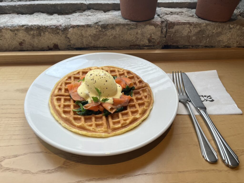 日本橋兜町のホテル「K5」1階にあるCAFE DANCE。ホームメイドワッフルを楽しめる朝食やブランチ、夜のナチュラルワインまで、一日のさまざまな時間に寄り添うカフェです。歴史ある建築と心地よい空間が魅力の一軒をMOZiらしく紹介します。