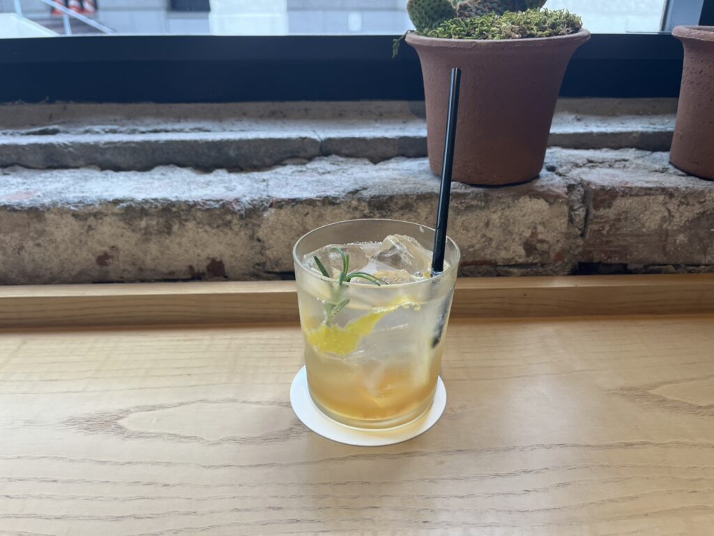 日本橋兜町のホテル「K5」1階にあるCAFE DANCE。ホームメイドワッフルを楽しめる朝食やブランチ、夜のナチュラルワインまで、一日のさまざまな時間に寄り添うカフェです。歴史ある建築と心地よい空間が魅力の一軒をMOZiらしく紹介します。