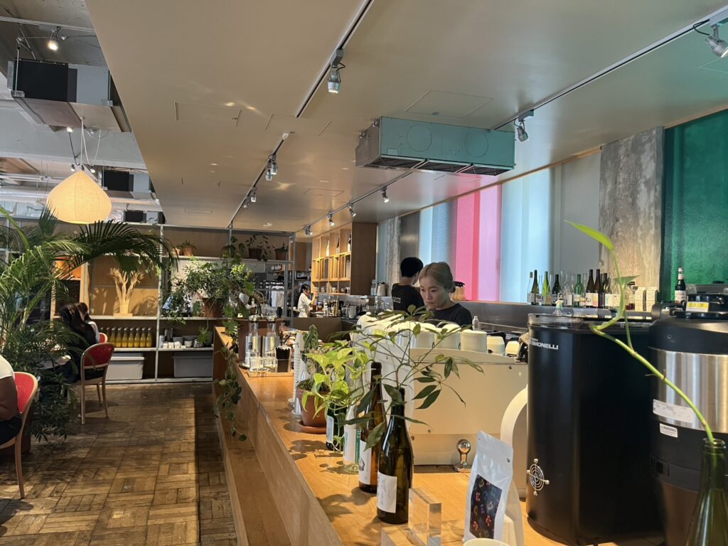 日本橋兜町のホテル「K5」1階にあるCAFE DANCE。ホームメイドワッフルを楽しめる朝食やブランチ、夜のナチュラルワインまで、一日のさまざまな時間に寄り添うカフェです。歴史ある建築と心地よい空間が魅力の一軒をMOZiらしく紹介します。