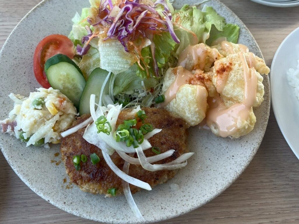 高知県芸西村の海沿いにある「SEA HOUSE」。太平洋を一望できる開放的な店内で、パスタや洋食を楽しめる人気のカフェレストラン。高知旅の途中に立ち寄りたい、海と空を楽しむ一軒をMOZi目線で紹介。