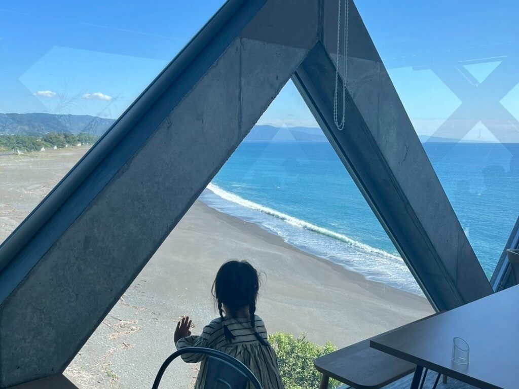 高知県芸西村の海沿いにある「SEA HOUSE」。太平洋を一望できる開放的な店内で、パスタや洋食を楽しめる人気のカフェレストラン。高知旅の途中に立ち寄りたい、海と空を楽しむ一軒をMOZi目線で紹介。