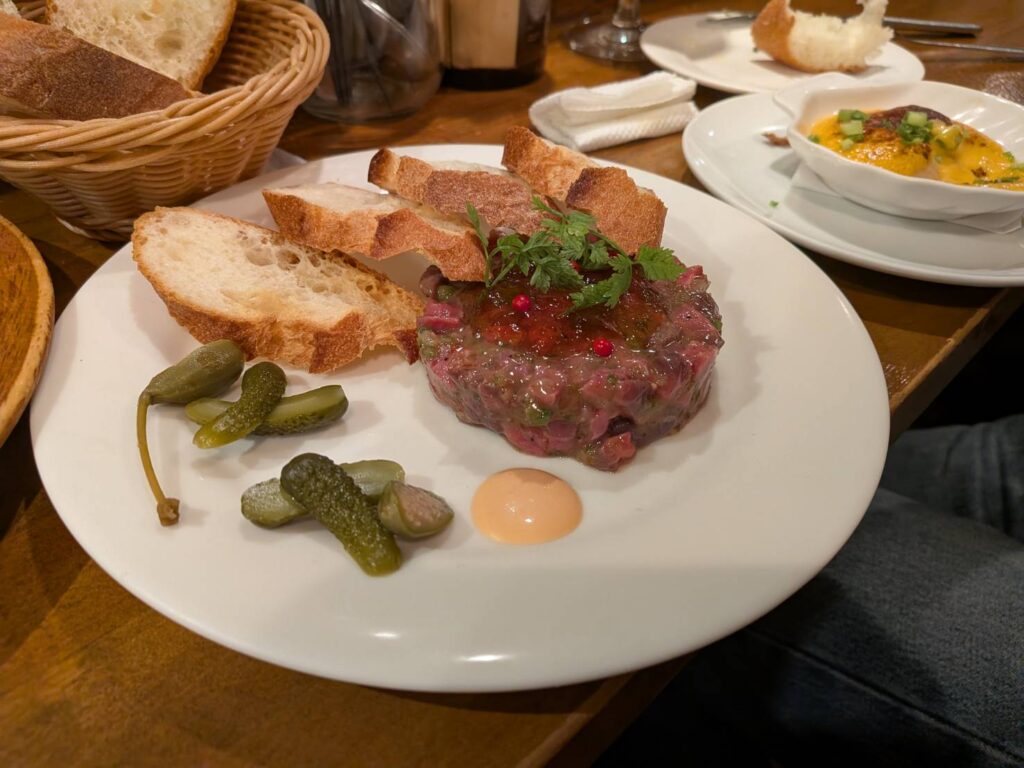 御徒町駅から徒歩2分の「御徒町ワイン食堂パパン」。牛肉のタルタルや名物アリゴなど、ワインと楽しみたい料理が揃うカジュアルなビストロ。気取らず楽しめる御徒町の夜を紹介します。