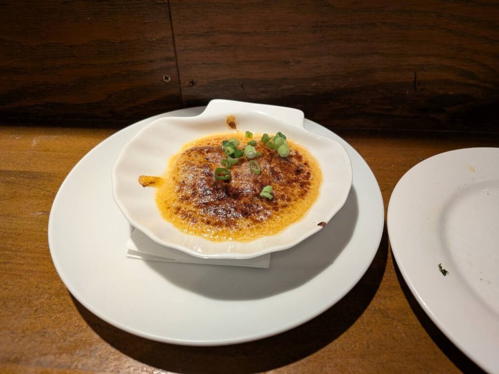 御徒町駅から徒歩2分の「御徒町ワイン食堂パパン」。牛肉のタルタルや名物アリゴなど、ワインと楽しみたい料理が揃うカジュアルなビストロ。気取らず楽しめる御徒町の夜を紹介します。