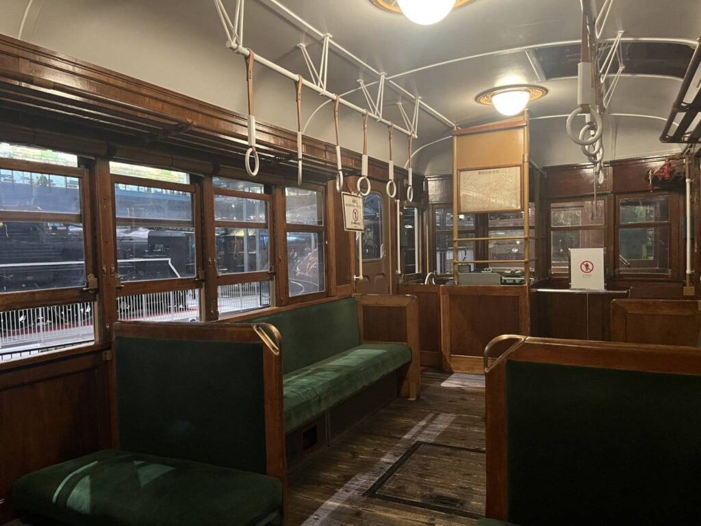 大宮の鉄道博物館へ子どもと行ってきました。実物の鉄道車両やジオラマ、キッズ向け施設、シミュレータなど、親子で楽しめる「てっぱく」の魅力を紹介。アクセスや料金、子連れでの楽しみ方もまとめました。